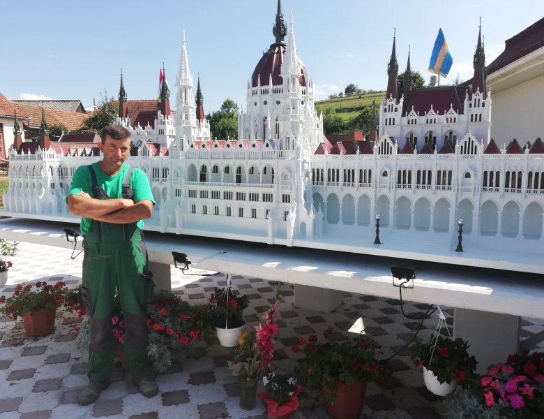 Mezei Imre és kétmázsás alkotása •  Fotó: D. Balázs Ildikó