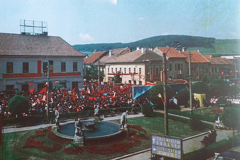 A kivezényelt tömeg a pártfőtitkárt várja 1978-ban •  Fotó: Forrás: Márton Zsigmond kiadványa
