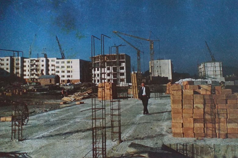 Épül az udvarhelyi Bethlen-lakótelep, középen Ubornyi Mihály néptanácselnök (1978) •  Fotó: Forrás: Márton Zsigmond kiadványa