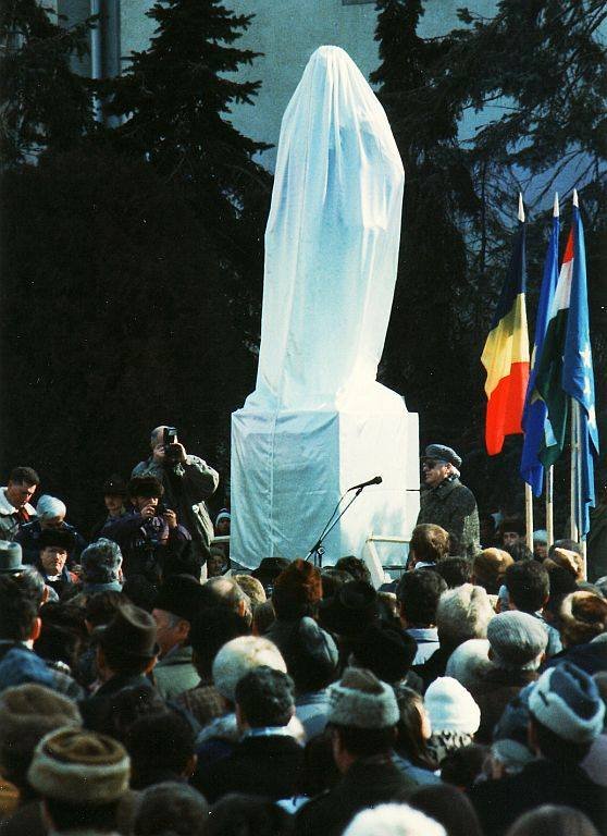 Sütő András mond beszédet az Orbán Balázs-szobor avatásán, 1995. február 4-én •  Fotó: ismeretlen szerző
