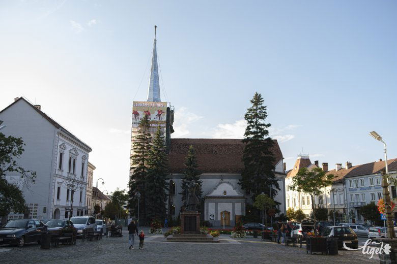 A belvárosi református templom Székelyudvarhely főterén napjainkban •  Fotó: Veres Nándor