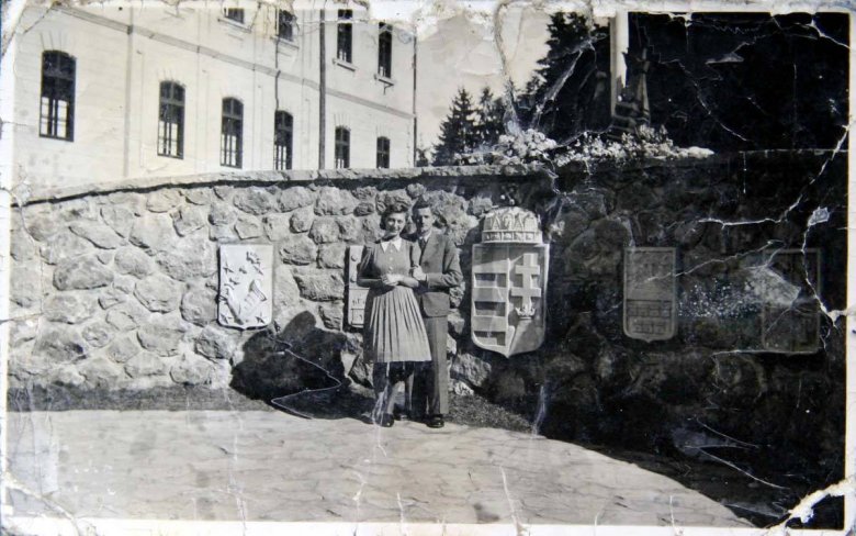 Fényképezkedő házaspár 1942-ben az országzászlós emlékműnél, a Patkóban •  Fotó: Forrás: Civilek az Örökségért Mozgalom