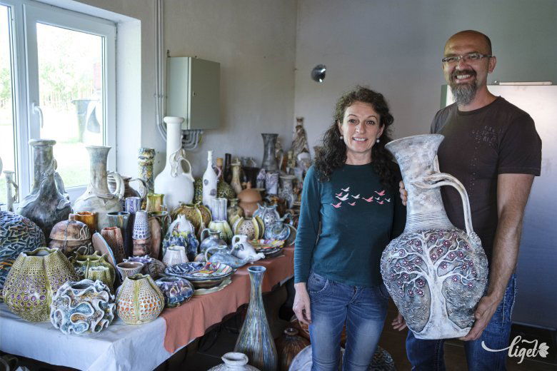 A Hajnal és Zsolt által készített kerámiatárgyak szín- és mintavilága egyedi •  Fotó: Veres Nándor