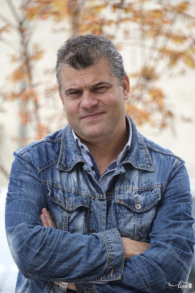 Szabó Zsolt zongora-, szintetizátor- és harmonika szakon tanít szórakoztató zenét a csíkszeredai Vámszer Géza Művészeti Népiskolában és a brassói Tiberiu Brediceanu Művészeti Népiskolában •  Fotó: Veres Nándor