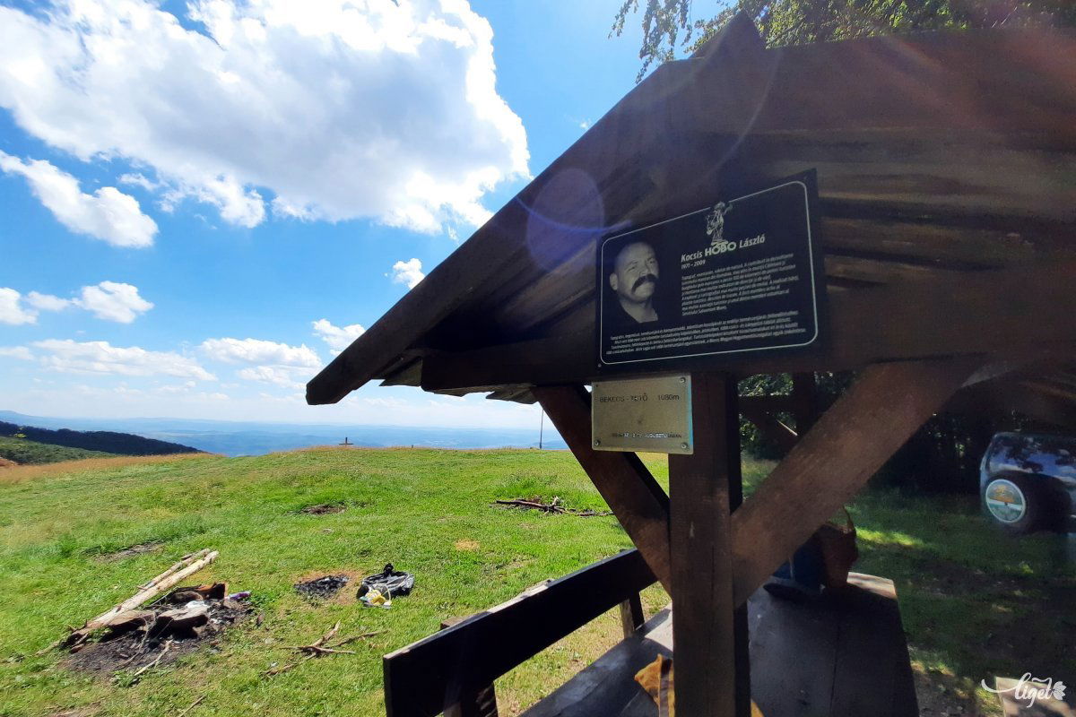 A Bekecs-tetőn található Kocsis Hobo László kopjafája, illetve egy tábla is emlékeztet a 2009-ben a Fogarasi-havasokban elhunyt természetjáróra. A marosvásárhelyi Örökmozgó Természetjáró Egyesület alapítója agyvérzést szenvedett a Nemzetközi Kárpáti Kalandversenyen, ahol pályabíróként dolgozott. Mentése a hatóságok bénázása miatt több mint egy napig elhúzódott, végül társai a lábán hozták le a hegyről, később a kórházban elhunyt •  Fotó: Rédai Attila