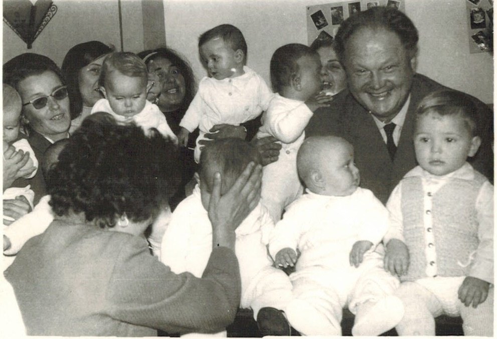 Jaklovszky doktor a betegei között •  Fotó: Jaklovszky Alfonz Mihály örökösei