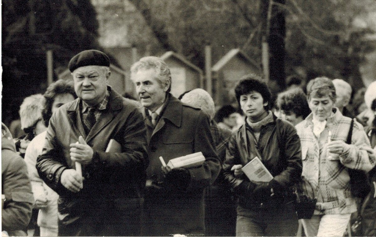Kollégájával, a szintén gyermekorvos dr. Kertész Bélával 1990 februárjában a gyertyás-könyves tüntetésen •  Fotó: Jaklovszky Alfonz Mihály örökösei