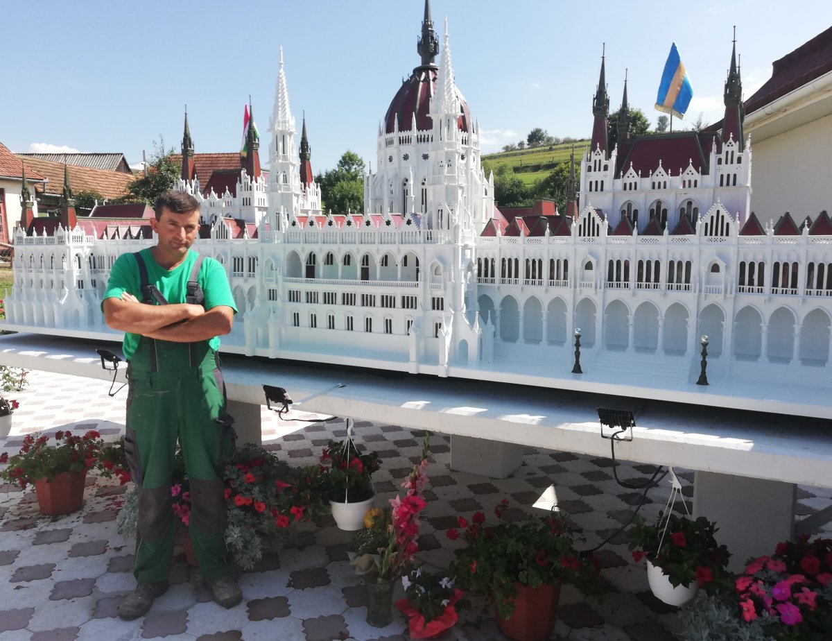 Az alkotó és eddigi legnagyívűbb alkotása •  Fotó: D. Balázs Ildikó