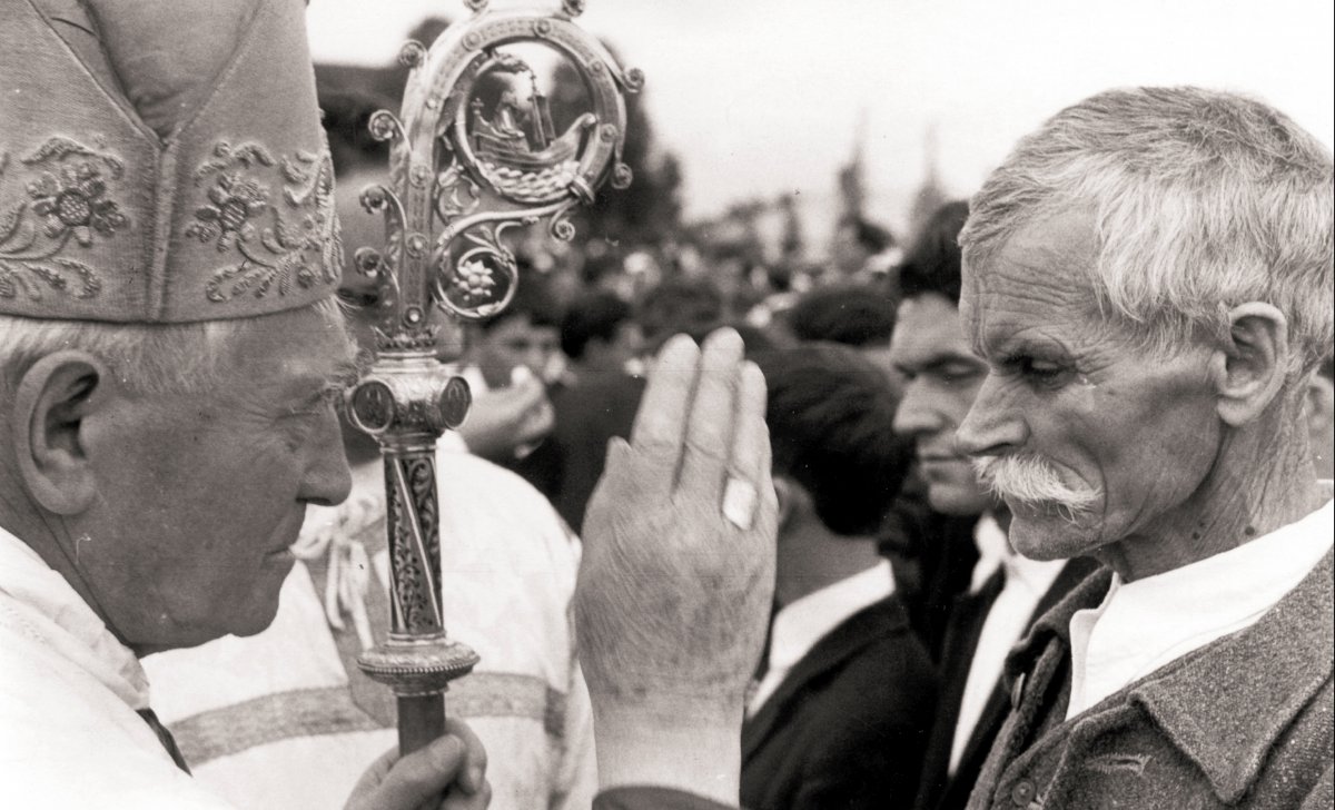 Püspöki áldás. Éltében is legendás tisztelet övezte Márton Áront •  Fotó: Forrás: Sztojka Ferenc hagyatéka