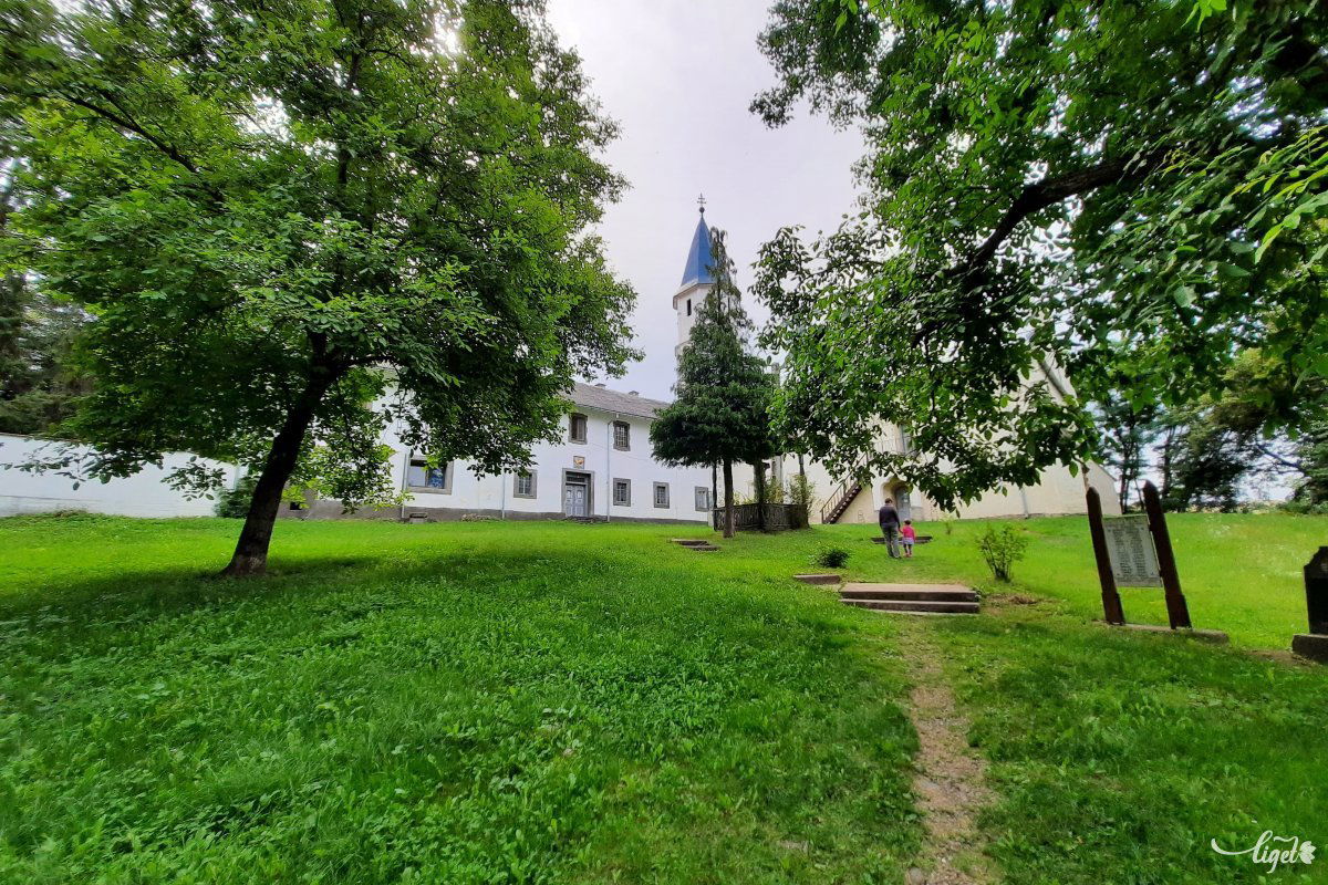 A kolostortemplom udvara nyitva, de ha be szeretnénk menni a templomba, keressük fel a gondnokot •  Fotó: Rédai Attila