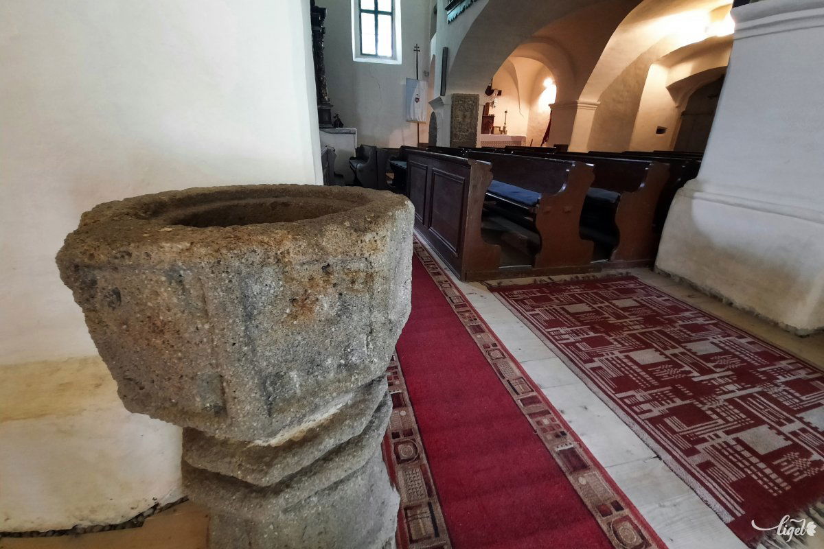Ez a belül látható szenteltvíztartó a templommal egy idős •  Fotó: Rédai Attila