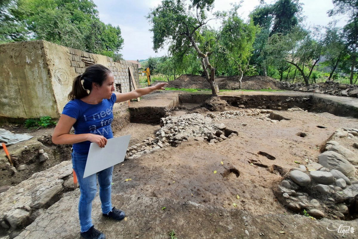 Sidó Katalin, a Maros Megyei Múzeum régésze meg is mutatja, min dolgoznak: az erődítmény egyik saroktornya állt itt •  Fotó: Rédai Attila