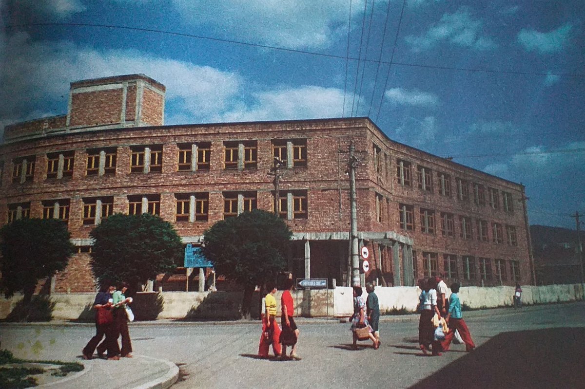 Épül az egyik szárny, vagyis a járóbeteg-rendelő (poliklinika)  (1978) •  Fotó: Forrás: Márton Zsigmond kiadványa