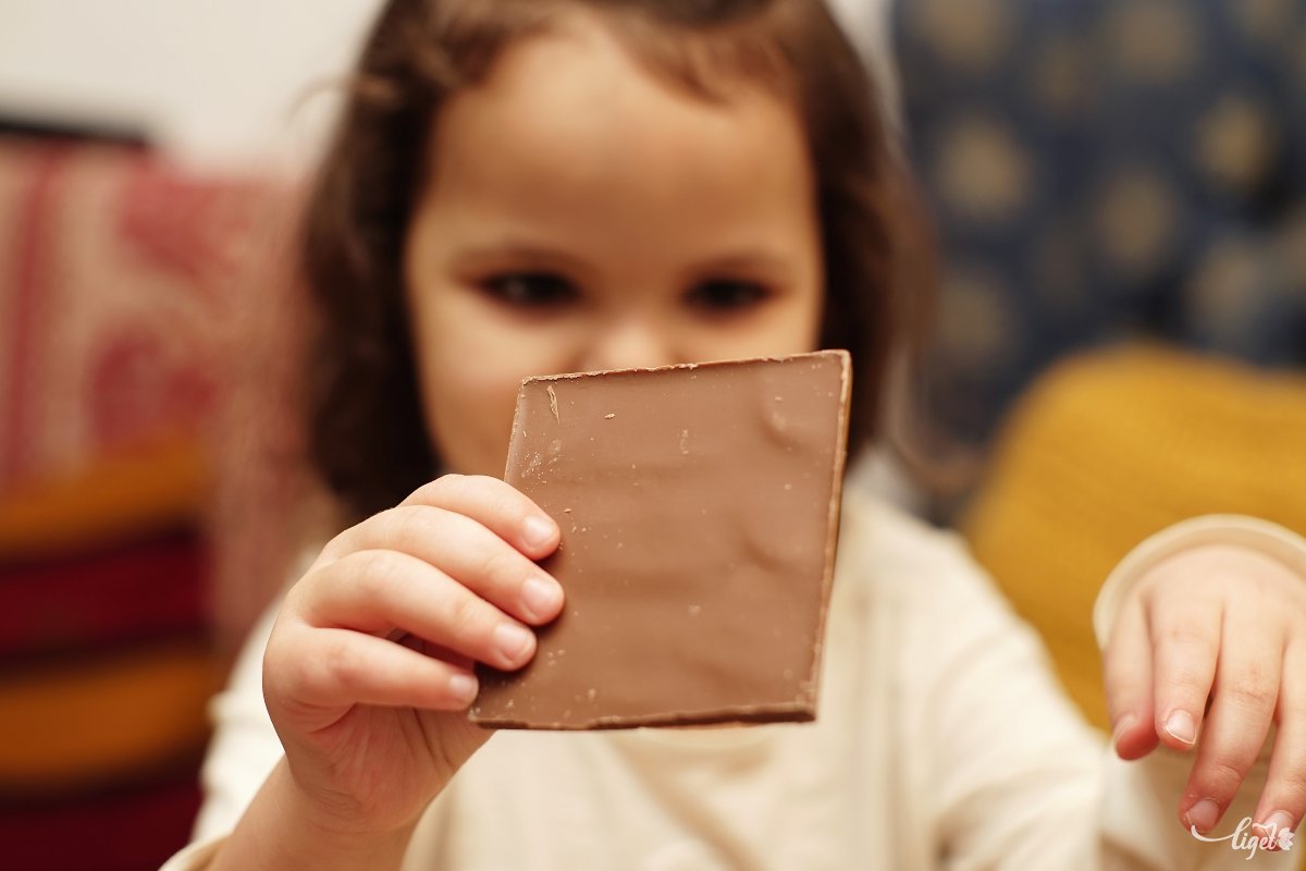 Egy tábla csokoládé. Egy kisgyermek több napos adagja •  Fotó: Haáz Vince