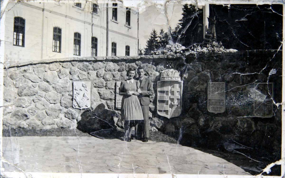 Fényképezkedő házaspár 1942-ben az országzászlós emlékműnél, a Patkóban •  Fotó: Forrás: Civilek az Örökségért Mozgalom