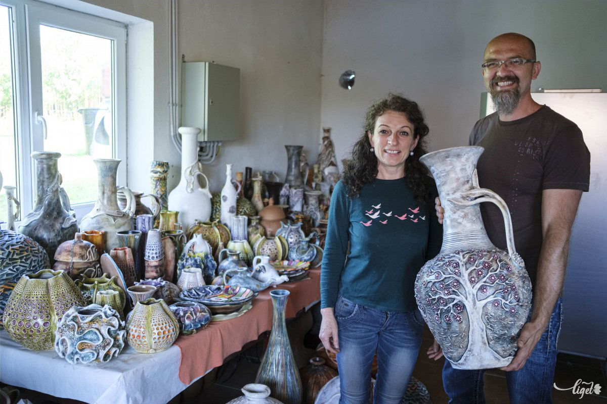 A Hajnal és Zsolt által készített kerámiatárgyak szín- és mintavilága egyedi •  Fotó: Veres Nándor