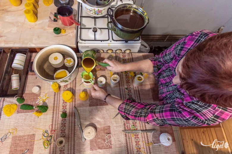 Amikor nem folyik a csapból a méz, készül az ünnepi gyertya •  Fotó: Pinti Attila