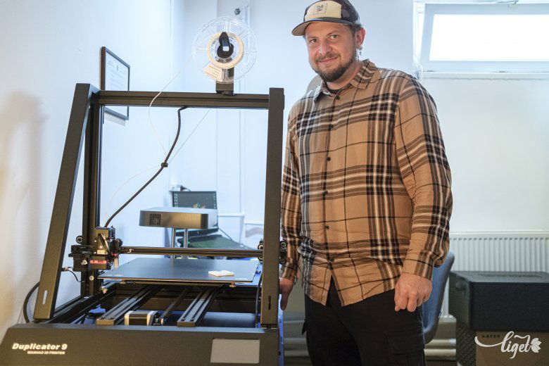 Burján Zsolt. 3D-nyomtatót is bevetnek a tervezésbe •  Fotó: Veres Nándor