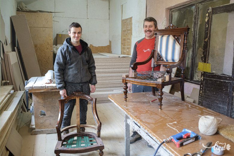A fát tisztelik a műhelyükben, ráfigyelnek, előkészítik •  Fotó: Veres Nándor