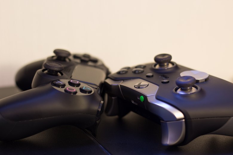 A Playstation és az Xbox kontrollerei. Kezünkben a (virtuális) sorsunk •  Fotó: Pixabay