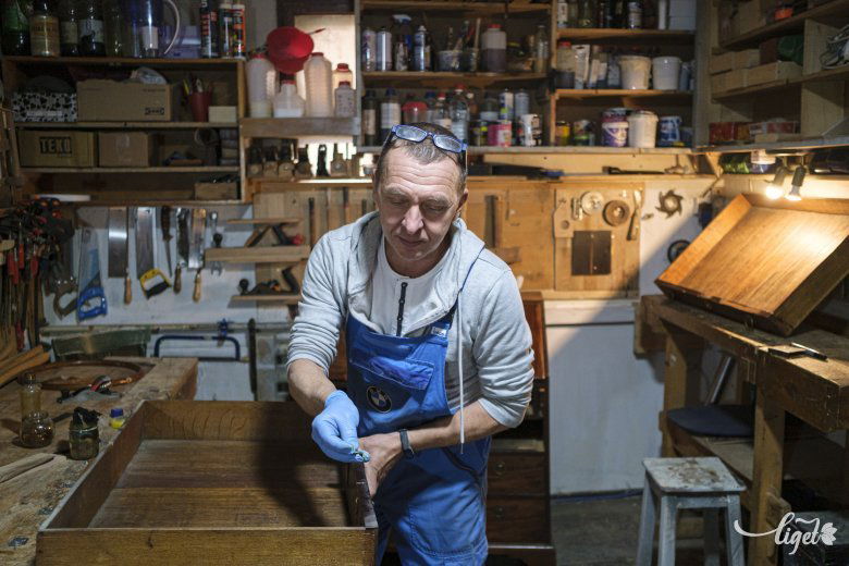 Olykor régiségek is akadnak a fiók mélyén •  Fotó: Veres Nándor