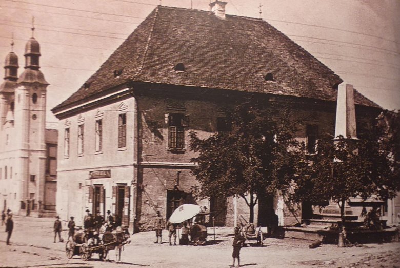 A régi városháza a főtéren, a millenniumi oszlop mellett: a vetítések az emeleten voltak 1916 előtt •  Fotó: Ismeretlen