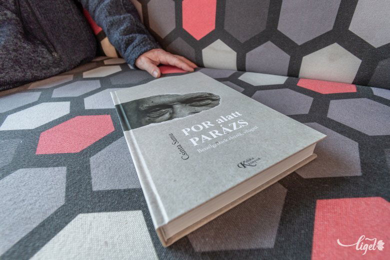 A kötetben harmincnyolc beszélgetés olvasható •  Fotó: Pinti Attila