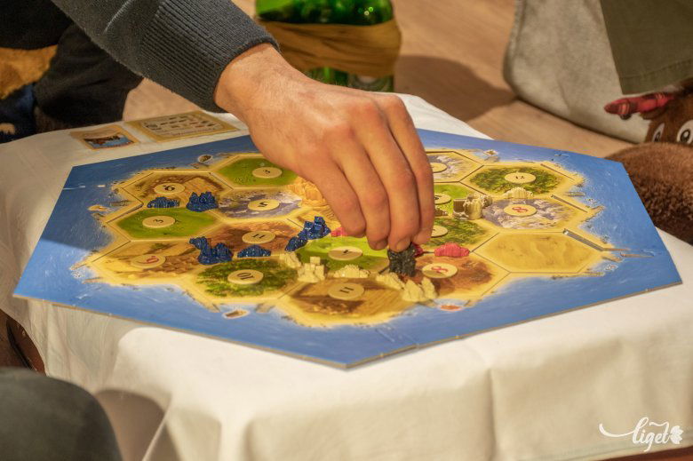 Csak néhány típusú játékra van szükség, és a család minden tagja jól tudja érezni magát a családi, baráti összejöveteleken •  Fotó: Pinti Attila