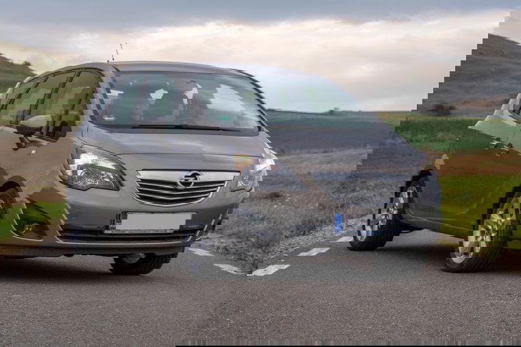 Szekrénybe zárt ajándékcsomag: Opel Meriva B