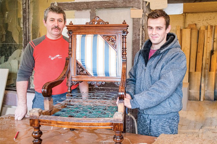 Apa és fia a kárpitosműhelyben