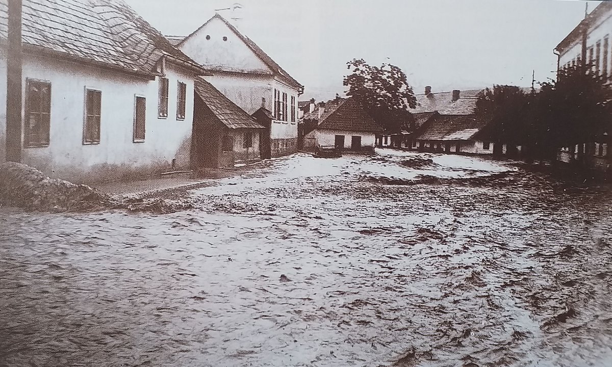 A zenészek házainak csapódott az ár (1913) •  Fotó: Ismeretlen. Forrás: Vofkori György könyve