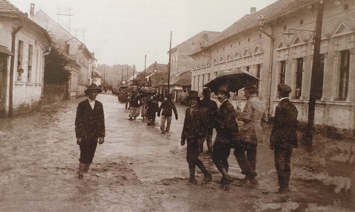 Az elárasztott Orbán Balázs utca (1913) •  Fotó: Ismeretlen. Forrás: Vofkori György könyve