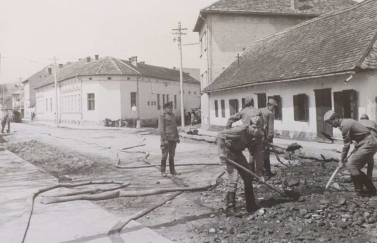 Az Orbán Balázs utcában katonák dolgoznak a helyreállításon (1970) •  Fotó: Forrás: Márton Zsigmond könyve