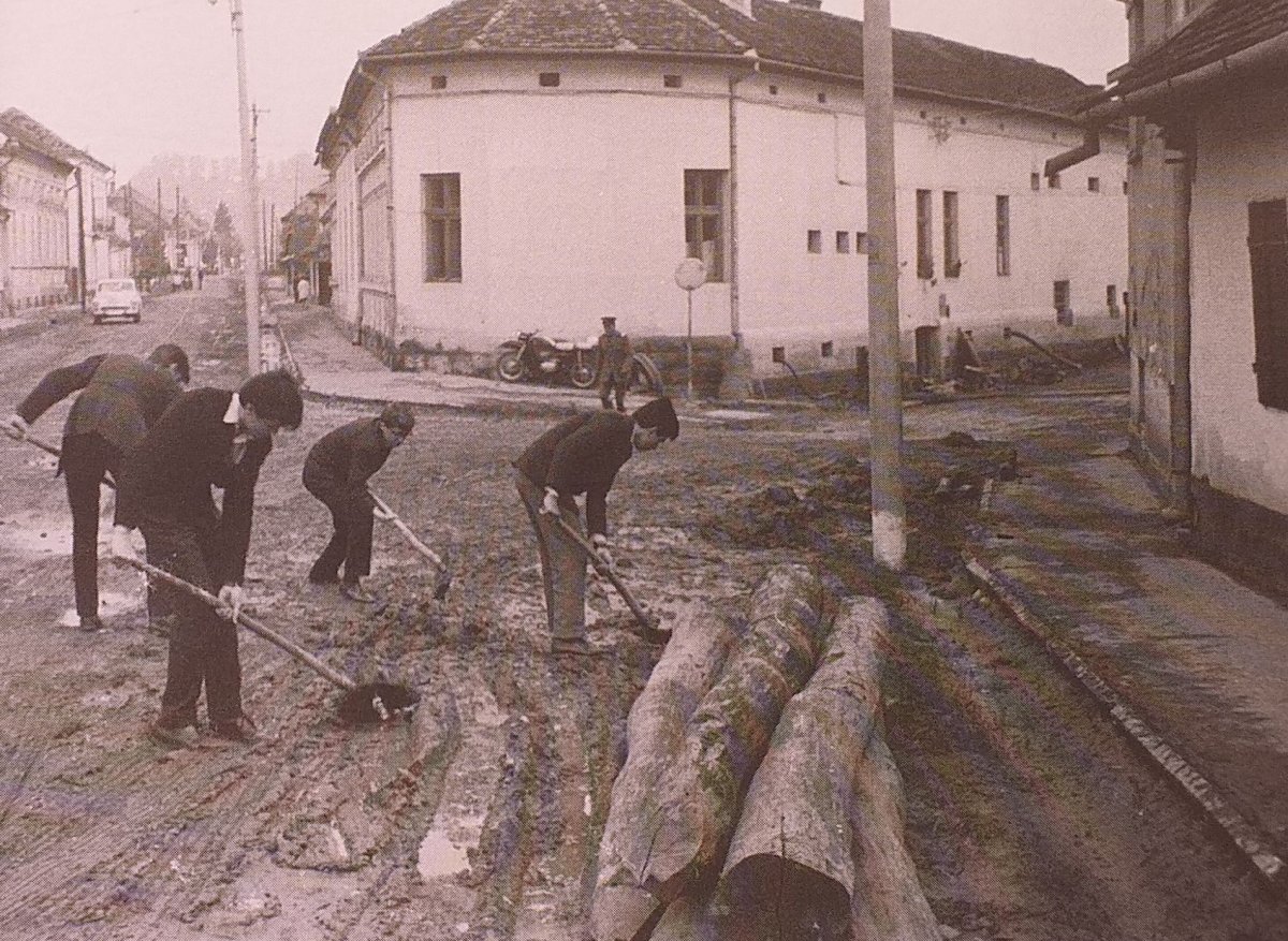 Iszapot lapátolnak az Orbán Balázs utcában (1970) •  Fotó: Forrás: Márton Zsigmond könyve