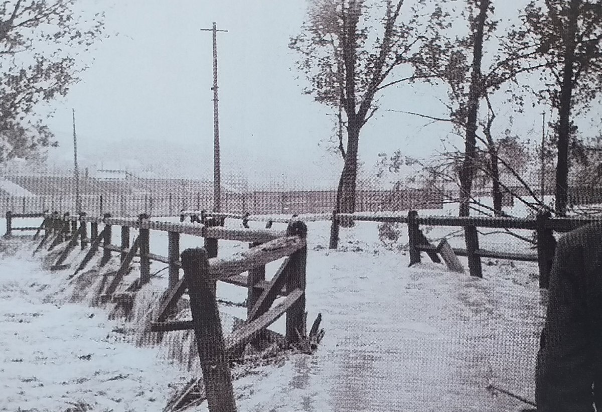 A híd odalett, azóta többször újjáépítették (a háttérben a stadion, 1970) •  Fotó: Ismeretlen. Forrás: Vofkori György könyve