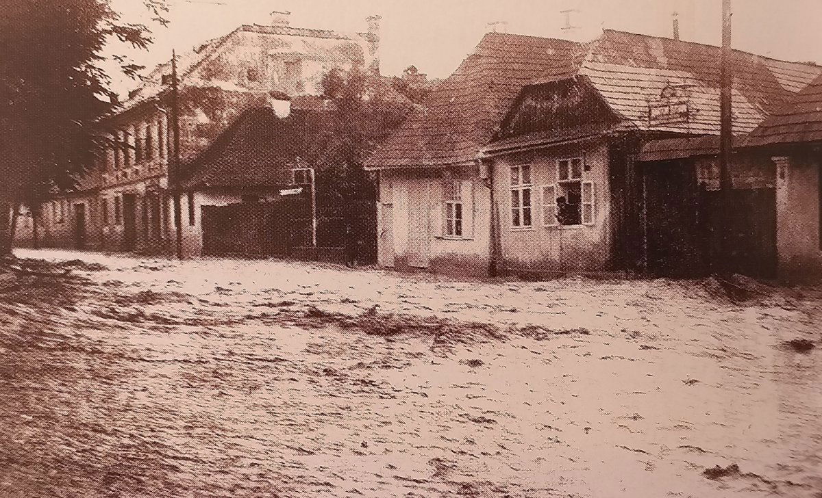 Árvíz az Árpád utcában (1975) •  Fotó: Ismeretlen. Forrás: Vofkori György könyve
