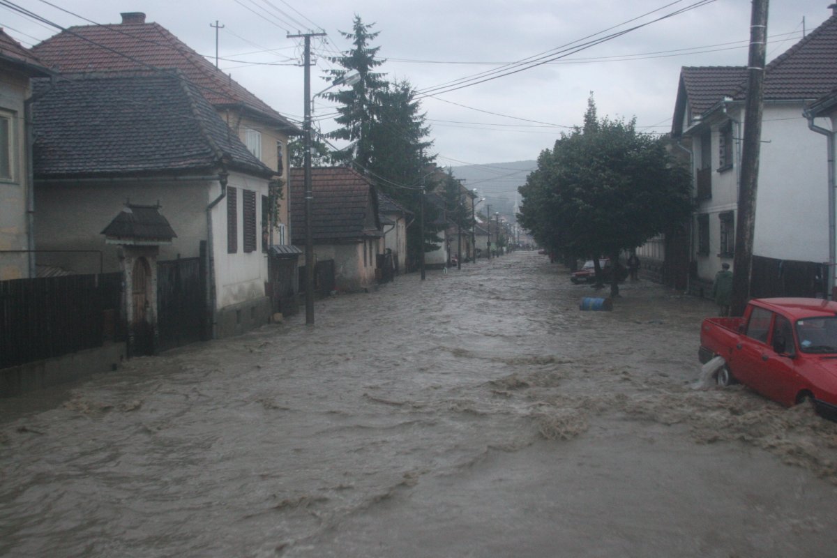 Az Orbán Balázs utcában hömpölyög a víz (2005) •  Fotó: Balázs Attila / archív
