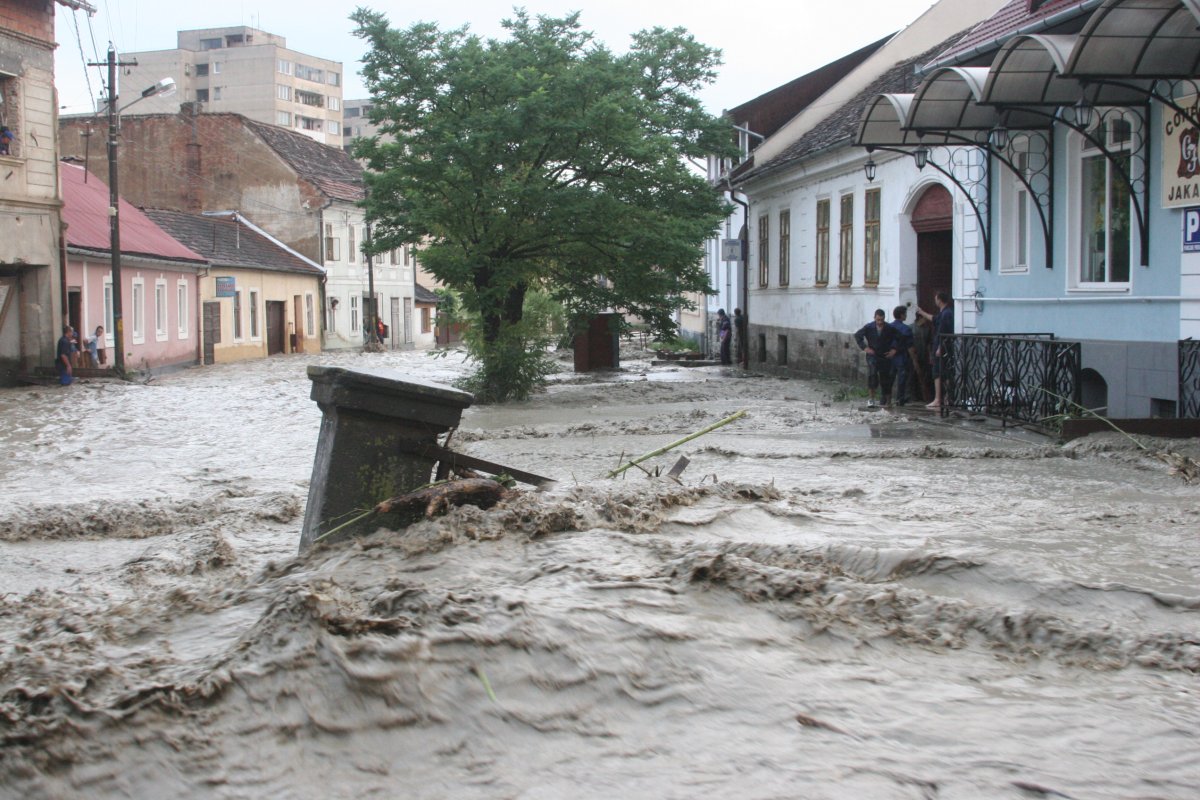 A kis Varga-patak nagyon tud rombolni. A Petőfi Sándor utca 1975-ben és 2005-ben •  Fotó: Balázs Attila / archív