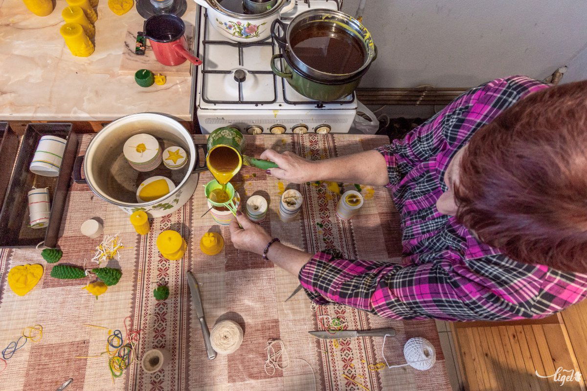 Amikor nem folyik a csapból a méz, készül az ünnepi gyertya •  Fotó: Pinti Attila