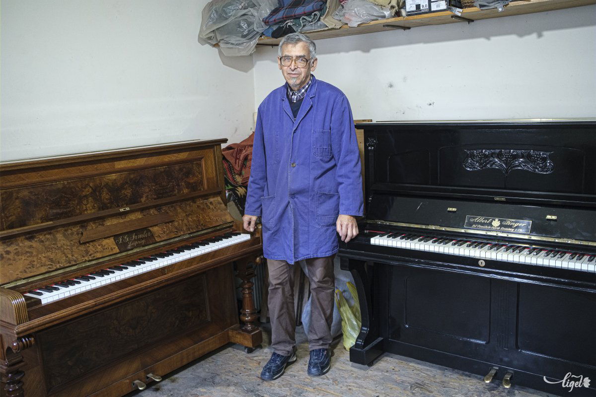 Amire tulajdonképpen hagyatkozhat, az a szakmai múltja, az a több száz óra, ami alatt több tucat zongorát javított, felújított, hangolt •  Fotó: Veres Nándor