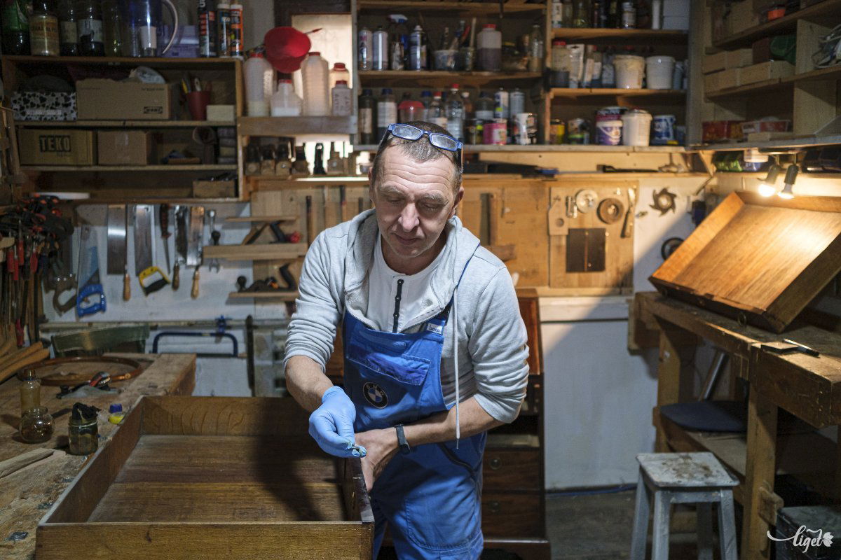 Olykor régiségek is akadnak a fiók mélyén •  Fotó: Veres Nándor