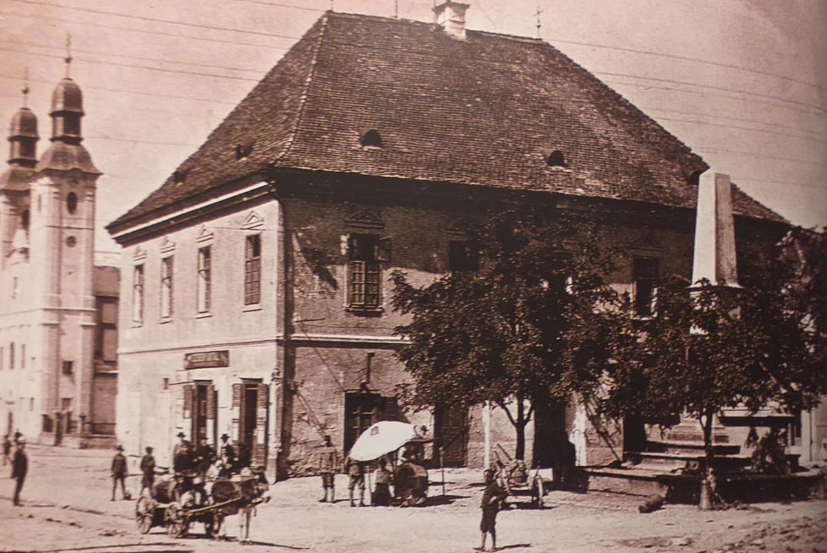 A régi városháza a főtéren, a millenniumi oszlop mellett: a vetítések az emeleten voltak 1916 előtt •  Fotó: Ismeretlen