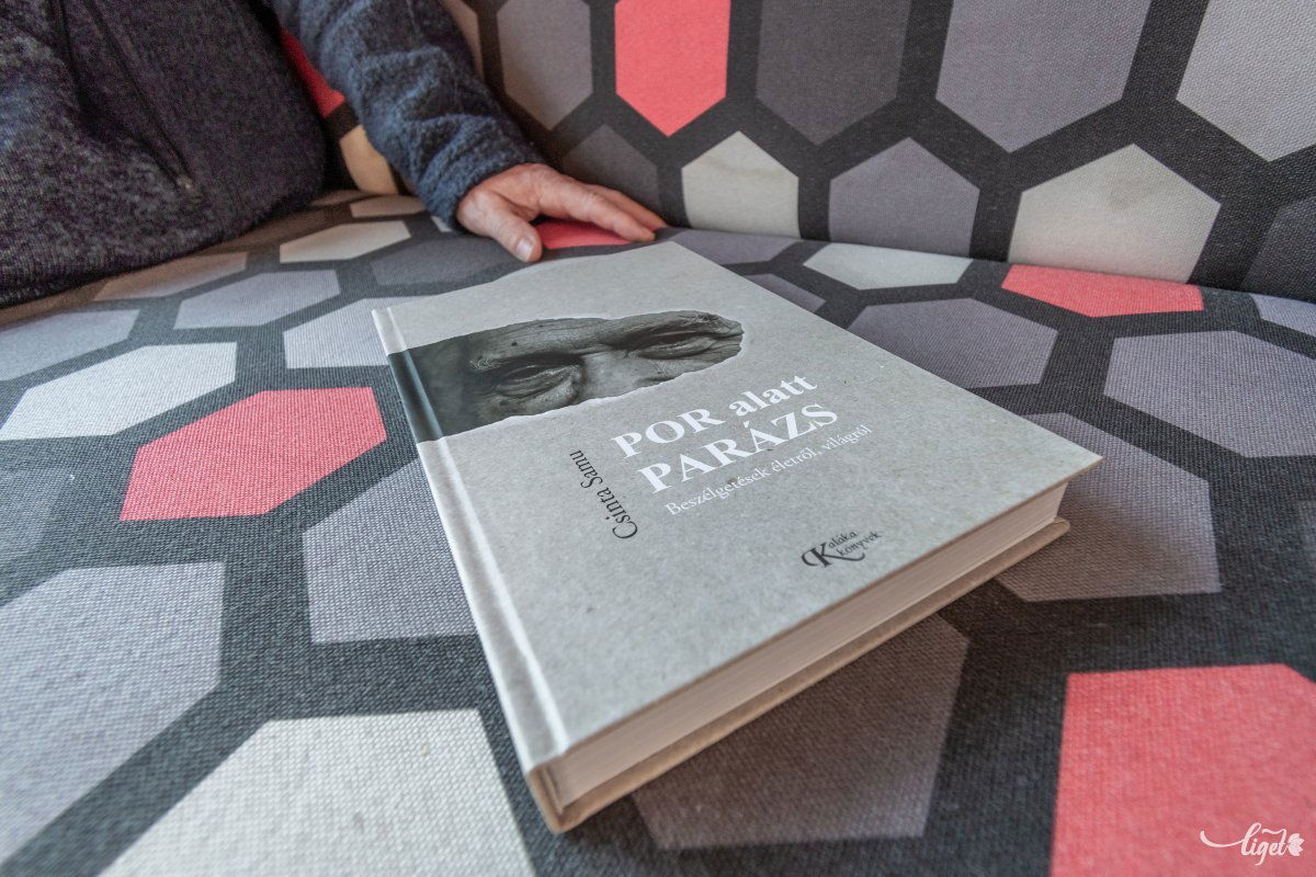 A kötetben harmincnyolc beszélgetés olvasható •  Fotó: Pinti Attila