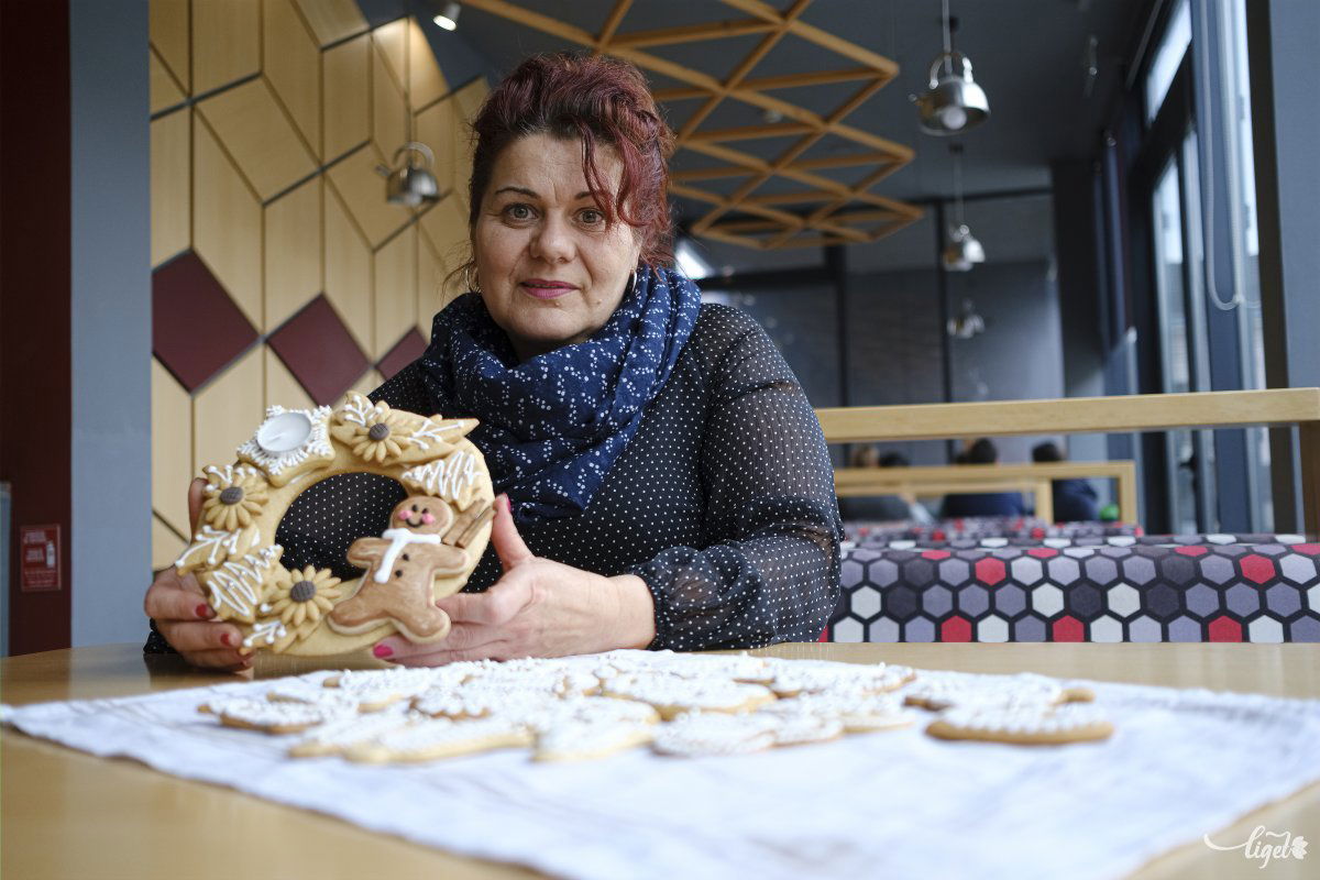 Volloncs Mária a hétköznapokban pszichológus, de alkotással kapcsolódik ki: karácsony táján például ilyen díszes süteményekkel •  Fotó: Veres Nándor