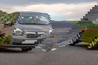 Szekrénybe zárt ajándékcsomag: Opel Meriva B