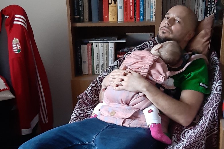 Egy jó délutáni szunyálás apával...? •  Fotó: Bálint Kinga-Katalin