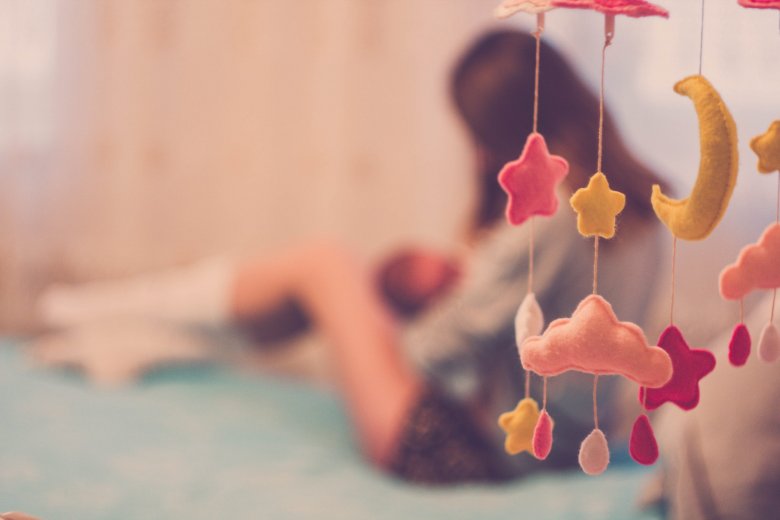 Az anya szoptasson igény szerint, saját megérzései alapján, a baba jelzéseire figyelve •  Fotó: Pexels.com