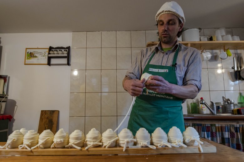 Szikkadásra, füstölésre várva •  Fotó: Szigeti Vajk István