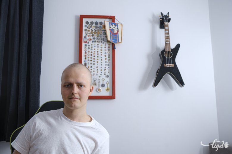 Barninak mindene a gitár, nagyon szeret zenélni •  Fotó: Veres Nándor