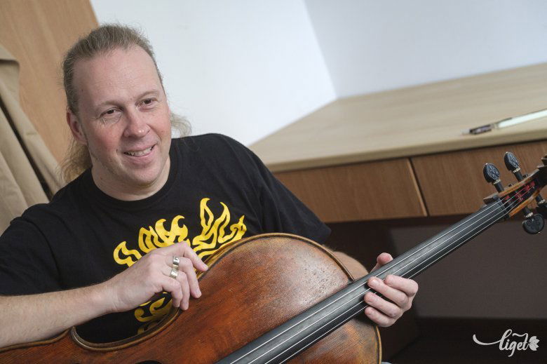 A rocker csellós, Gyenisz Sapovalov. Imádja, amit csinál •  Fotó: Veres Nándor
